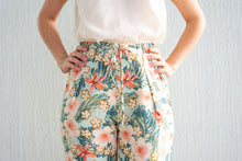 Load image into Gallery viewer, Tropical Print Ankle Pants
